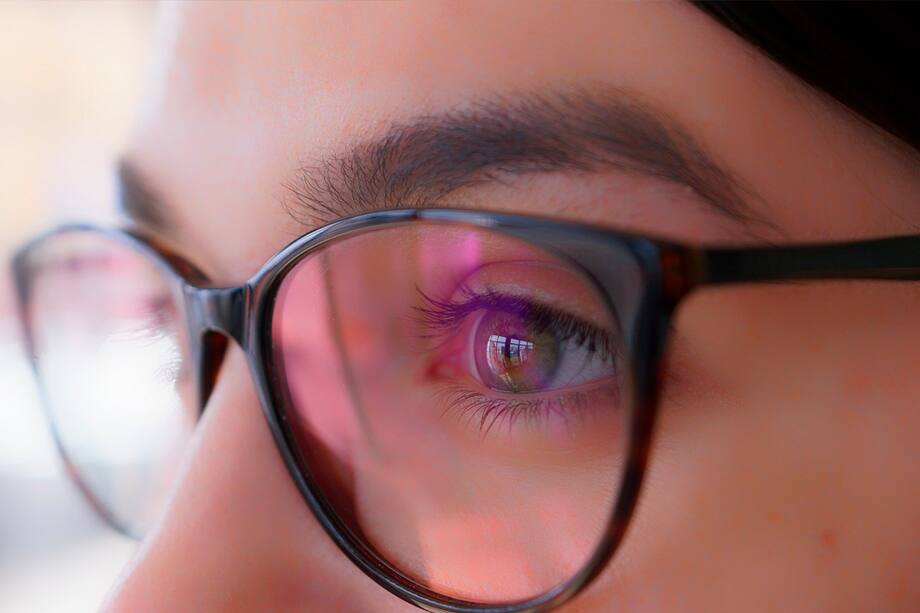 Las luces y los relámpagos en el campo visual son signos de alarma. En algunos casos se desprende el vítreo, lo cual puede llevar a que se desprenda la retina. Uno de los síntomas más frecuentes de desgarros en la retina es la presencia de relámpagos o destellos en el campo visual.