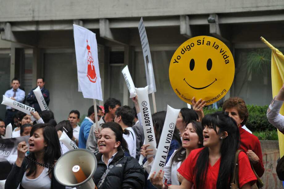 A finales de septiembre de este año, un grupo de mujeres y hombres marcharon en contra del aborto en Bogotá./ Archivo