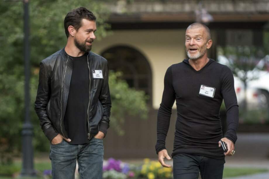 Jack Dorsey (izquierda) y el inversionista Aviv "Vivi" Nevo durante una conferencia en Silicon Valley. / Bloomberg