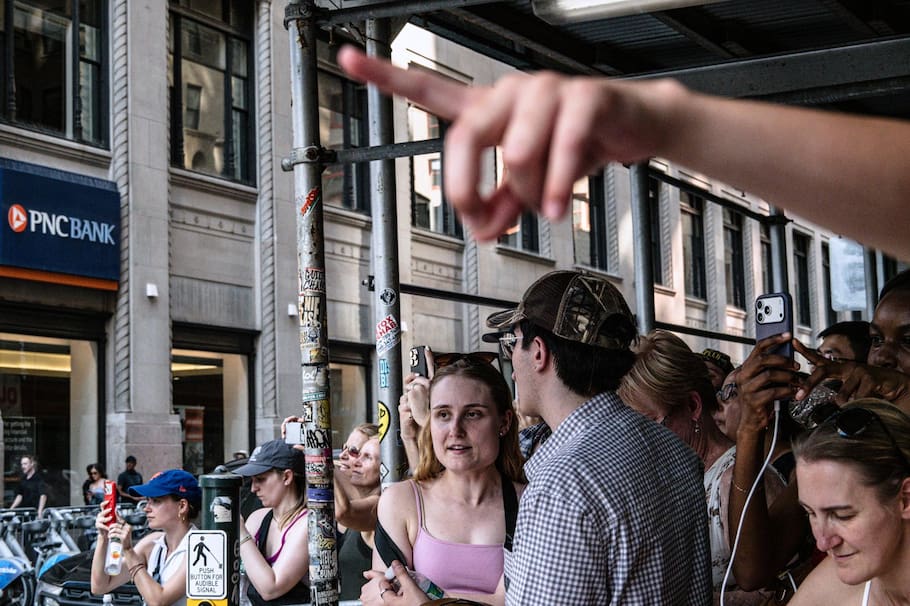 NEW YORK (United States), 04/07/2026.- Taylor Swift fans, known as 'Swifties,' wait outside Madison Square Garden hoping to catch a glimpse of the singer as guests arrive for Taylor Swift and Travis Kelce's wedding celebration in New York, New York, USA, 03 July 2026. (Nueva York) EFE/EPA/LAURA BRETT