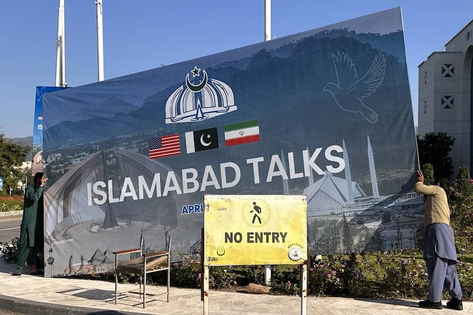 Obreros retiran vallas publicitarias tras la conclusión de las conversaciones de paz entre Estados Unidos e Irán en Islamabad, Pakistán, el 12 de abril de 2026.