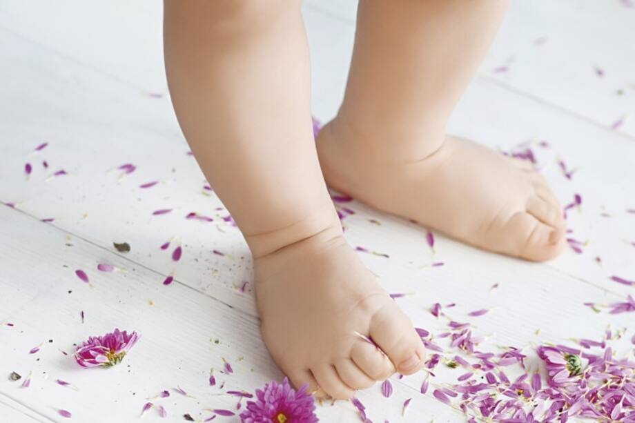 ¿Debo dejar que mi bebé camine descalzo?