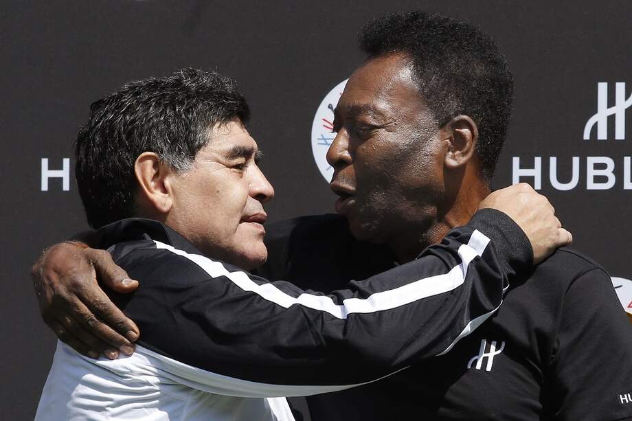 Pelé (der.) ganó en tres oportunidades la Copa del Mundo, mientras que Maradona (izq.) solo una.