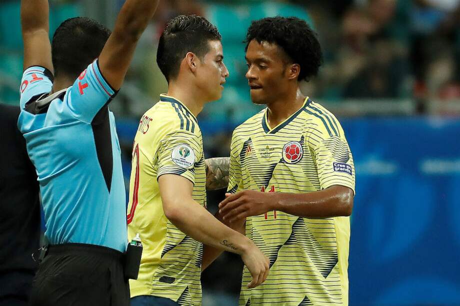 Cuadrado en el momento en el que sale de la cancha por James Rodríguez. / EFE