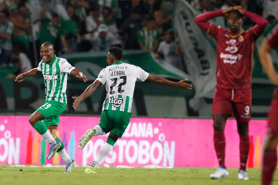 Yerson Candelo (i) celebran el segundo gol de Atlético Nacional ante Deportes Tolima en el estadio Atanasio Girardot en Medellín EFE/Luis Eduardo Noriega A.