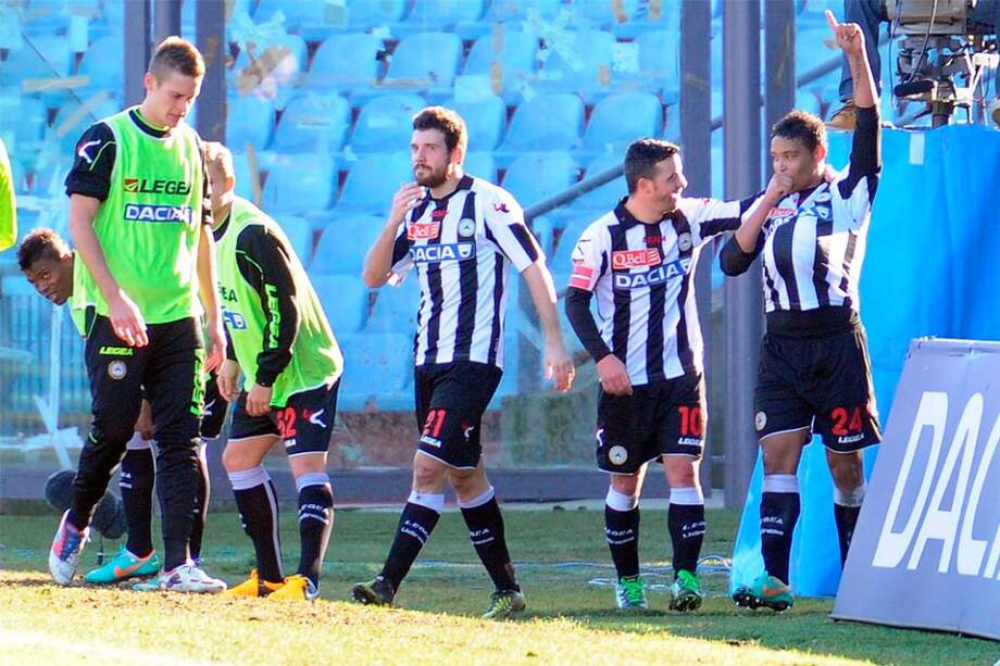 Luis Fernando Muriel (der.) celebra el tanto que le anotó al Inter de Milán / AFP