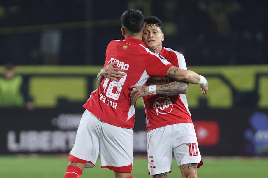 Alexis Zapata celebra su gol este miércoles 27 de mayo, en el último partido de la fase de grupos de la Copa Libertadores frente a Peñarol en el estadio Campeón del Siglo de Montevideo, Uruguay.