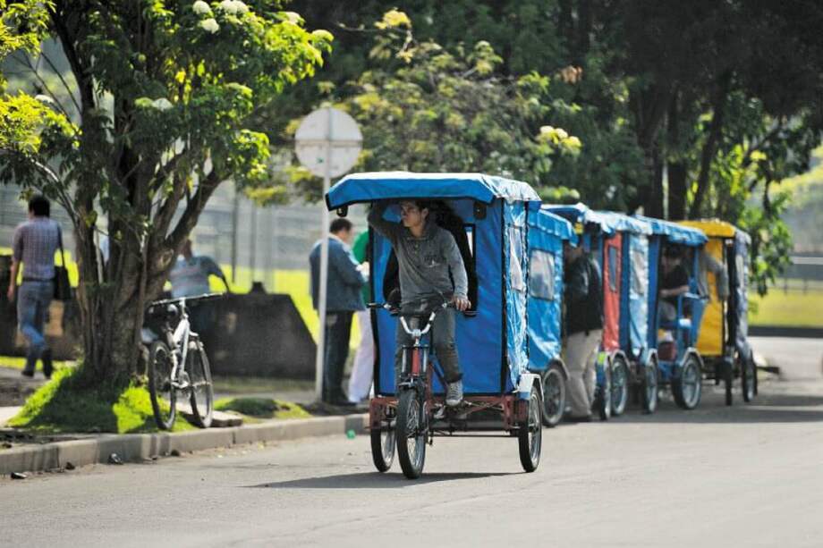 Según el estudio, en Bogotá hay 4.646 bicitaxis y 5.535 personas que cumplen varios roles en el servicio. / Archivo