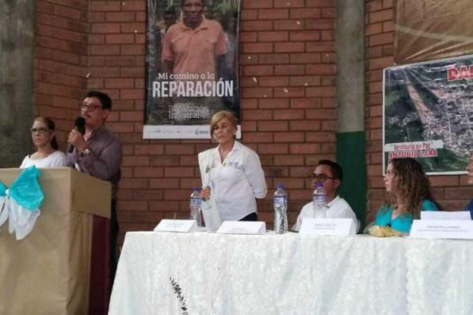 Luis Óscar Úsuga Restrepo, alias 'Isaías Trujillo' en el coliseo de Dabeiba / Página de la Unidad de Víctimas