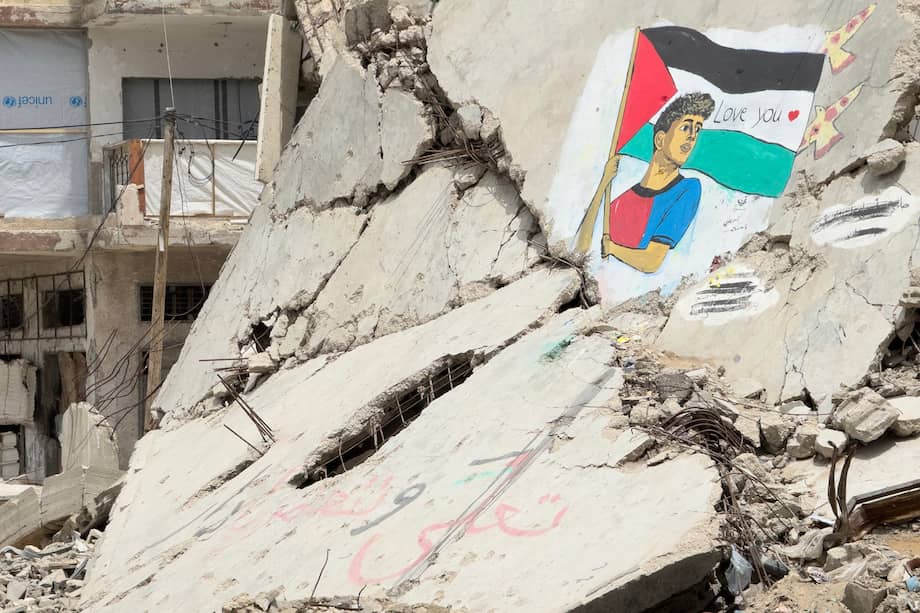 Dos artistas palestinos pintaron un mural del futbolista Lamine Yamal sujetando una bandera palestina.