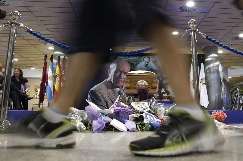 Alfredo di Stéfano fue velado en una capilla ardiente instalada en el palco del estadio Santiago Bernabéu. / EFE