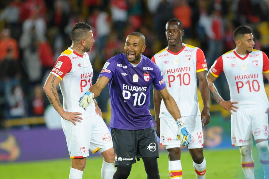 Los jugadores de Santa Fe se lamentan tras dejas escapar dos puntos en El Campín, este domingo, frente a Rionegro Águilas. / Cristian Garavito - El Espectador