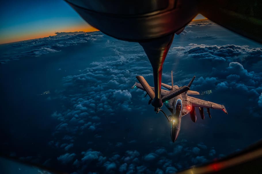 IRÁN 12/03/2026.- Imagen distribuida por el US Central Command que muestra un KC-135 Stratotanker de la Fuerza Aérea de EE. UU. reabasteciendo de combustible a un F/A-18F Super Hornet de la Marina de EE. UU. sobre Oriente Medio durante la Operación Epic Fury. EFE/ US Central Command - SOLO USO EDITORIAL/SOLO DISPONIBLE PARA ILUSTRAR LA NOTICIA QUE ACOMPAÑA (CRÉDITO OBLIGATORIO) -