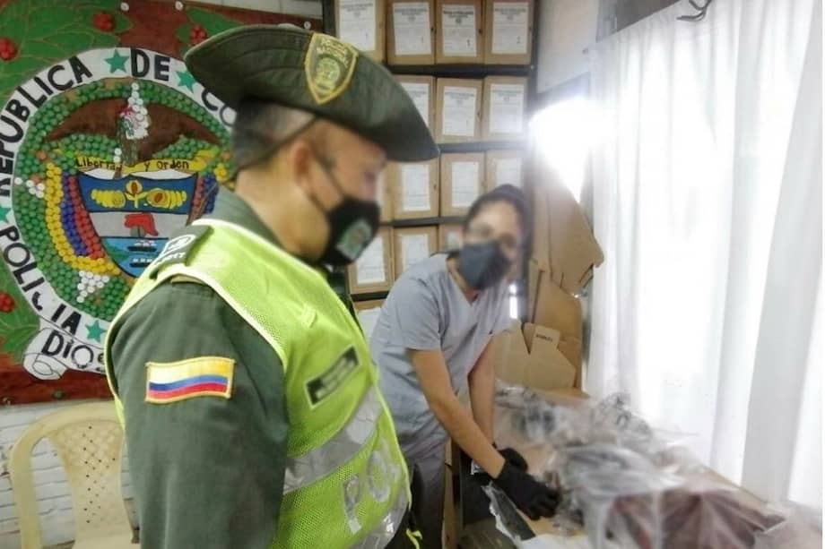 Catherine Morales, diputada del Valle del Cauca, denunció un caso que alertó a Tuluá. Aparentemente, un miembro del Ejército desmembró a un perro en el interior de una casa.