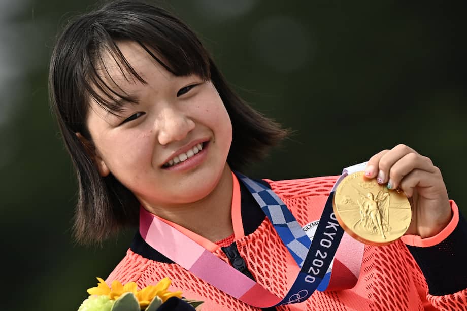 Momiji Nishiya, de 13 años, con la medalla de oro.