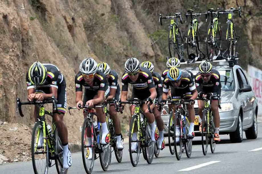 Los integrantes del Team Colombia, durante una etapa de la Vuelta. Luis Ángel