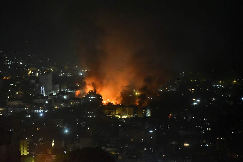Columnas de humo se elevan desde el lugar de un ataque aéreo israelí que tuvo como objetivo un barrio del suburbio sur de Beirut la madrugada del 28 de septiembre de 2024.