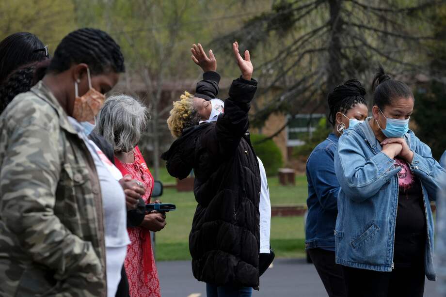 Familiares de las víctimas del tiroteo masivo en un FedEx de Indianápolis, Indiana, durante una vigilia.