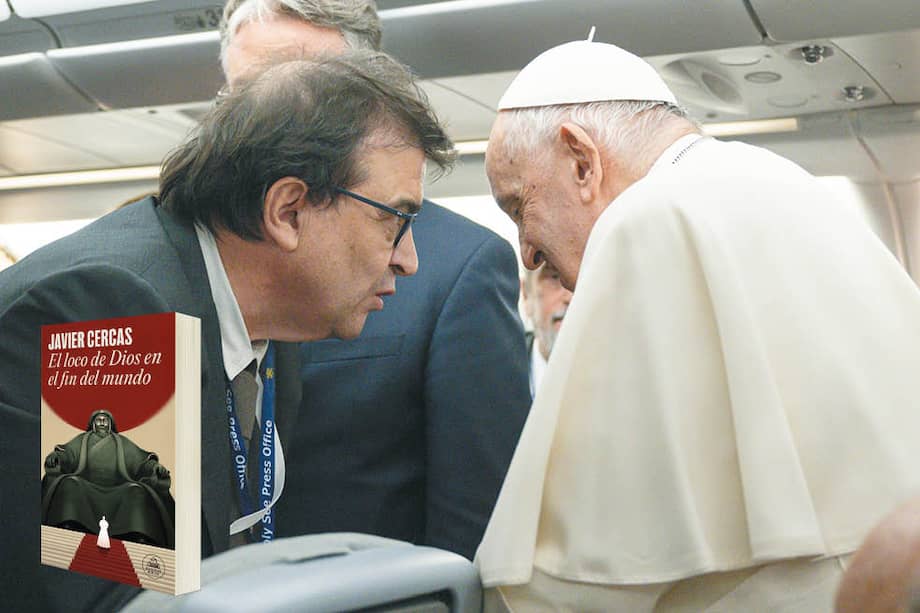 Javier Cercas el día que el papa Francisco lo autorizó a viajar con él y escribir el libro, cuya portada se ve a la izquierda.