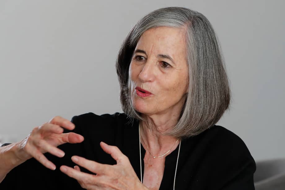 La escritora y periodista mexicana Mónica Lavín habla durante una entrevista el 16 de mayo de 2024.