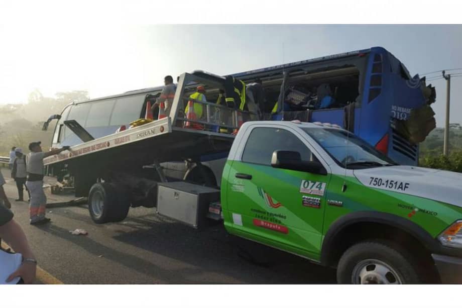 La Policía Federal de Caminos rescata a las personas atrapadas en el autobús que impactó contra un muro de contención en la población de Las Choapas del estado de Veracruz / EFE