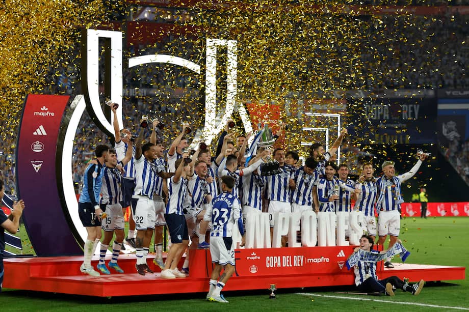 Los jugadores de la Real Sociedad celebran con el trofeo tras ganar la final de la Copa del Rey 2026 contra el Atlético de Madrid este sábado 18 de abril en el estadio de La Cartuja, de Sevilla, España.
