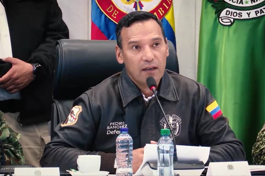 El ministro Pedro Sánchez, durante la primera jornada de vigilancia en el Puesto de Mando Unificado (PMU) en Bogotá.