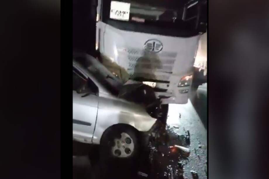 Cerca de las 4:30 a.m. del viernes 3 de mayo, un tractocamión y un vehículo particular chocaron aparatosamente. El siniestro dejó a dos personas lesionadas. Hasta el momento se desconocen las causas que derivaron en el choque.