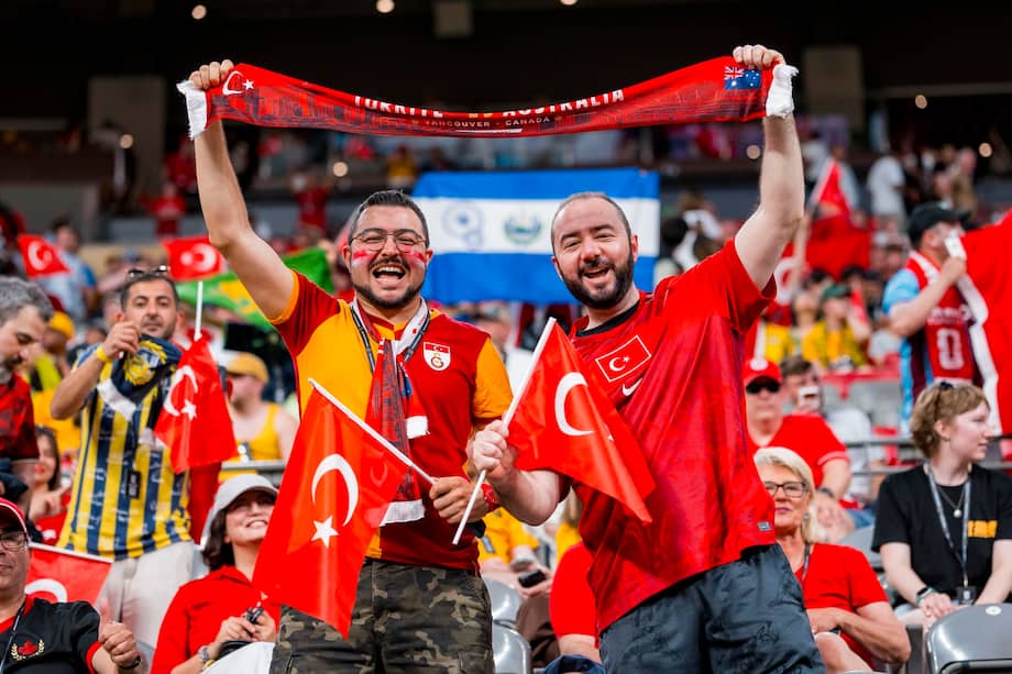 Hinchas de Turquía en el BC Place de Vancouver, Canadá, en el partido contra Australia en la Copa Mundial de la FIFA 2026.