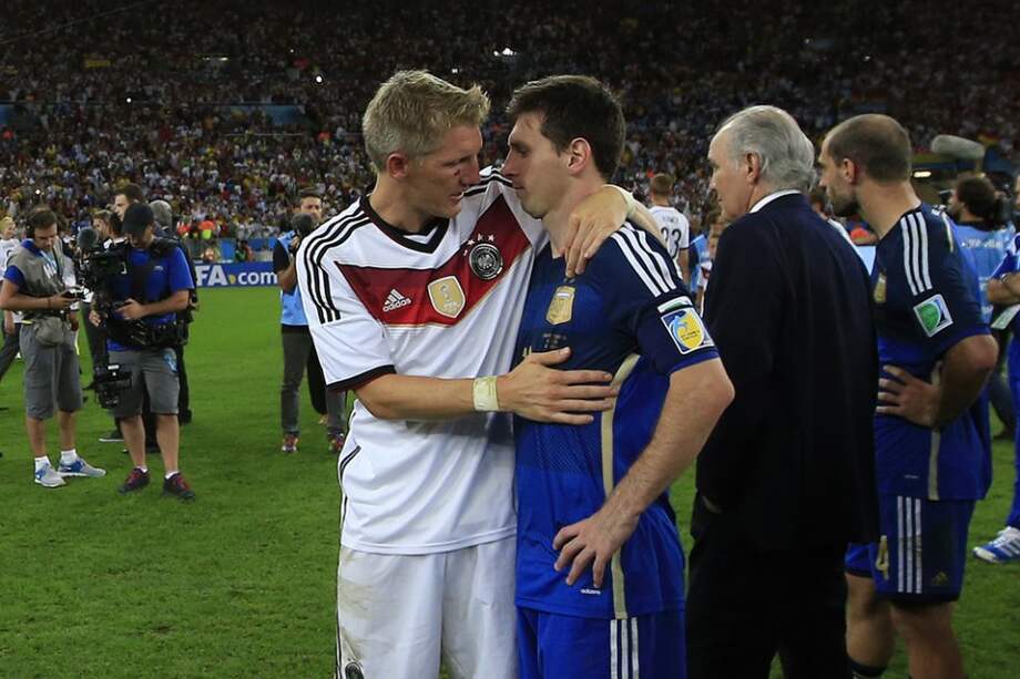 Schweinsteiger junto a Lionel Messi / AFP