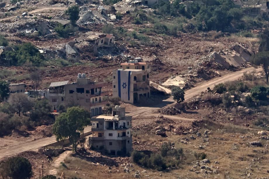 Una bandera israelí pintada en un edificio de la localidad libanesa de Taybeh es vista desde la frontera.