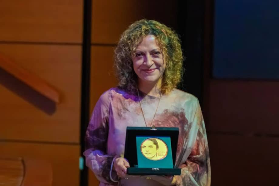 Jineth Bedoya, editora de Género de El Tiempo, con el galardón del Premio de Periodismo Silvia Galvis a la trayectoria. Ella también ha recibido el Premio Mundial de Libertad de Prensa UNESCO-Guillermo Cano y el Premio Pluma de Oro de la Libertad de Prensa, ambos recibidos en 2020; el Premio Anne Klein, en 2018; el Premio Fleischaker/Greene al coraje en el periodismo internacional, en 2017; el reconocimiento como Personalidad Iberoamericana del Año, en 2016, y el Premio a la Valentía en el Periodismo, recibido en 2001.