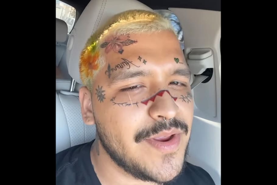 El cantante Christian Nodal sorprendió al mostrar su rostro sin tatuajes y sembró la duda en sus seguidores sobre la veracidad de estos.