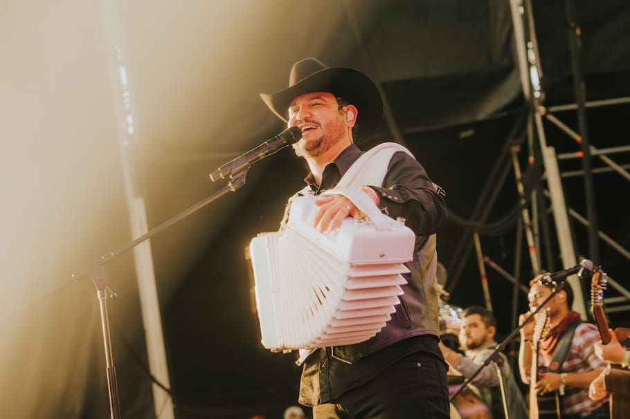 En entrevista, comparte sus luchas con trastornos mentales, sus años de excesos con el alcohol y las drogas, y cómo la música ha sido su salvavidas.