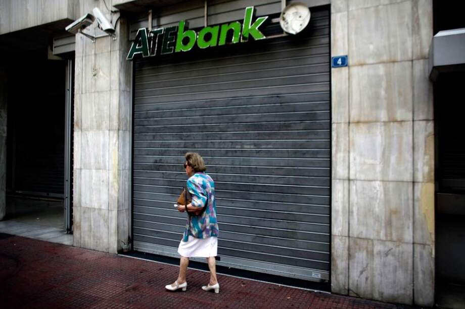 Los empleados de ATEbank realizaron huelgas la semana pasada para protestar contra la compra del banco por parte de privados. / AFP