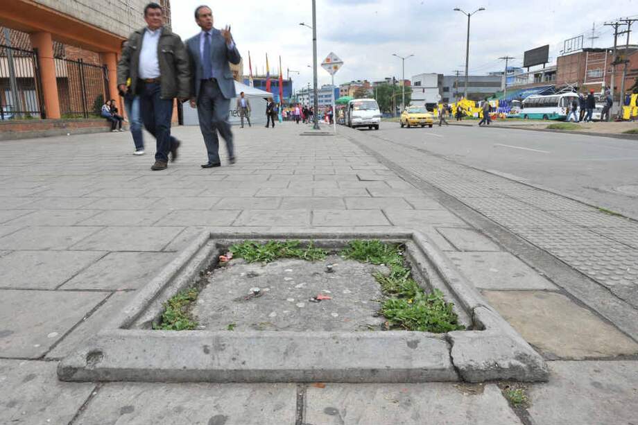 Este es uno de los contenedores que han sido tapados con cemento en Plaza de las Américas. / David Campuzano