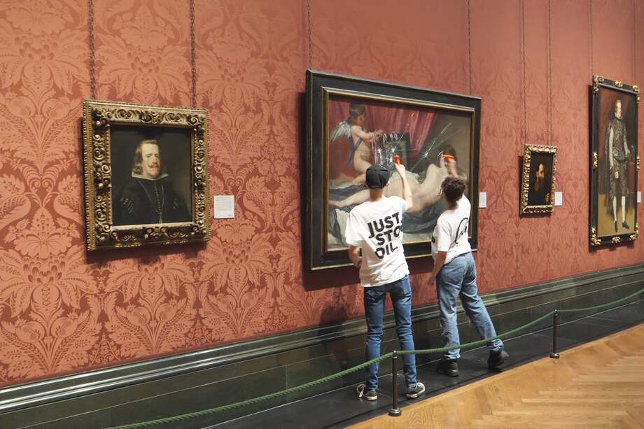 Dos ecologistas del grupo "Just Stop Oil" rompen el cristal que cubre la pintura "La Venus del espejo", pintada por Diego Velázquez en el siglo XVII, que se muestra en la National Gallery de Londres. Los manifestantes, que han sido detenidos, utilizaron martillos de seguridad para romper el cristal. EFE/JUST STOP OIL/