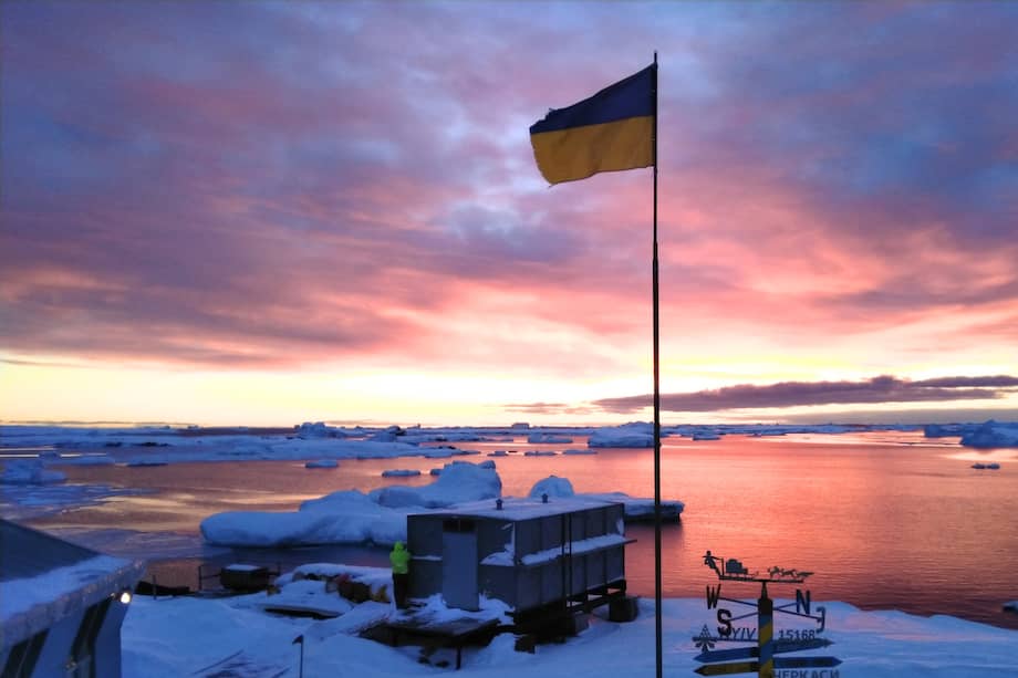 El 6 de febrero de 1996 se izó por primera vez la bandera azul y amarilla frente a la Península Antártica.