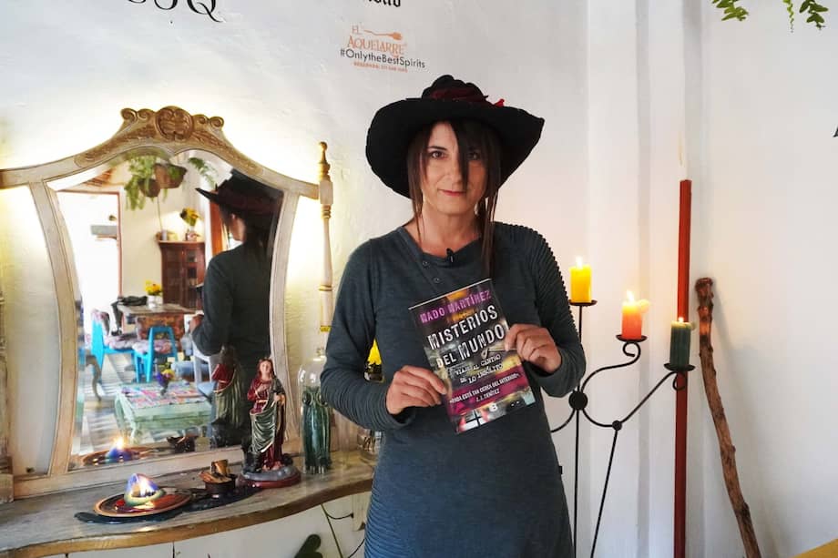 Mado Martínez nació en Alicante, España, en 1979, creció en Monforte del Cid y se trasladó a vivir a Inglaterra. Es doctora por las universidades de Sevilla y Alicante. En el 2014 ganó premio de novela Ateneo Joven de Sevilla con su novela "La Santa". Aquí posa con su nuevo libro "Misterios del mundo".