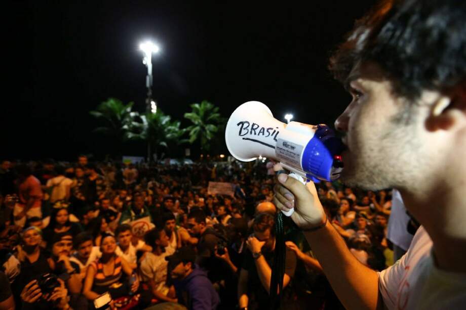 Mientras tanto Dilma Rousseff se reúne con miembros del movimiento que impulsó las protestas que sacuden hace dos semanas al país./ EFE