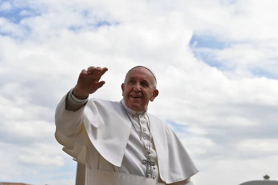 El Papa Francisco subrayó que a él le gusta abrazar y ser abrazado por la gente, pero que también teme que se puedan enfermar. / AFP