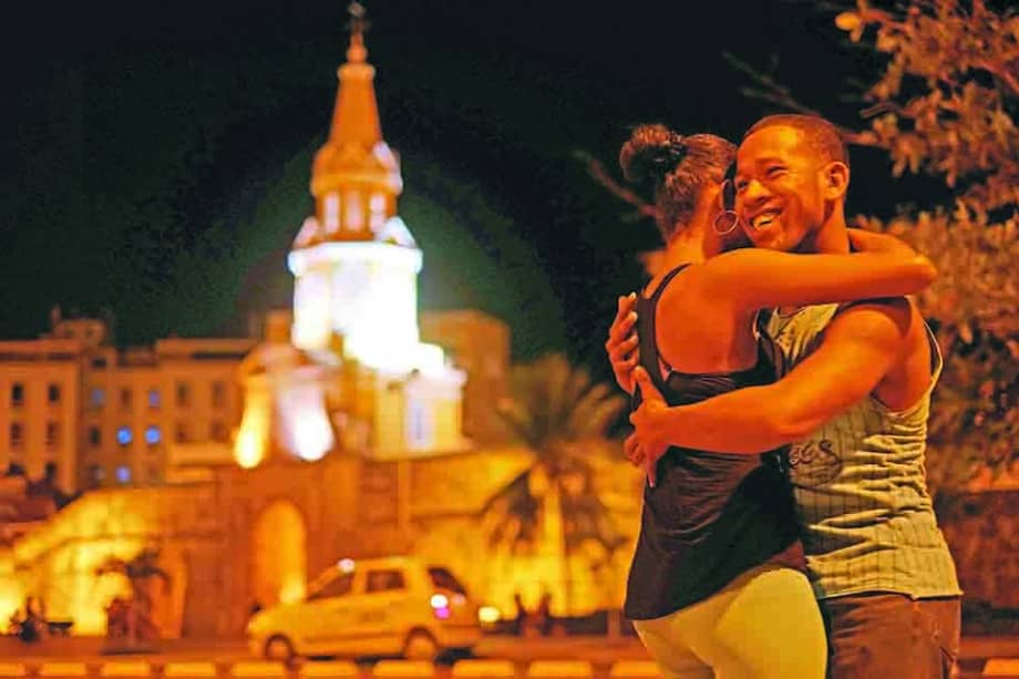 Una pareja baila champeta en el centro de Cartagena, frente a la Torre del Reloj. / Guillermo Camacho