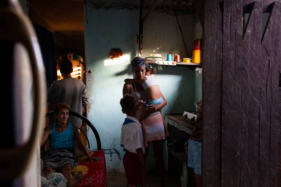 Analeidis Arias Marín prepara a sus hijos para ir a la escuela en Santiago de Cuba, en mayo.