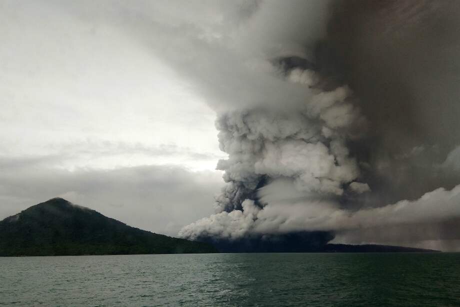 El volcán registró una erupción de pequeña magnitud el 22 de diciembre, lo que causó el derrumbe de su vertiente suroeste, que al caer al mar habría originado el tsunami que golpeó la costa oeste de Java y del sur de Sumatra. / AFP
