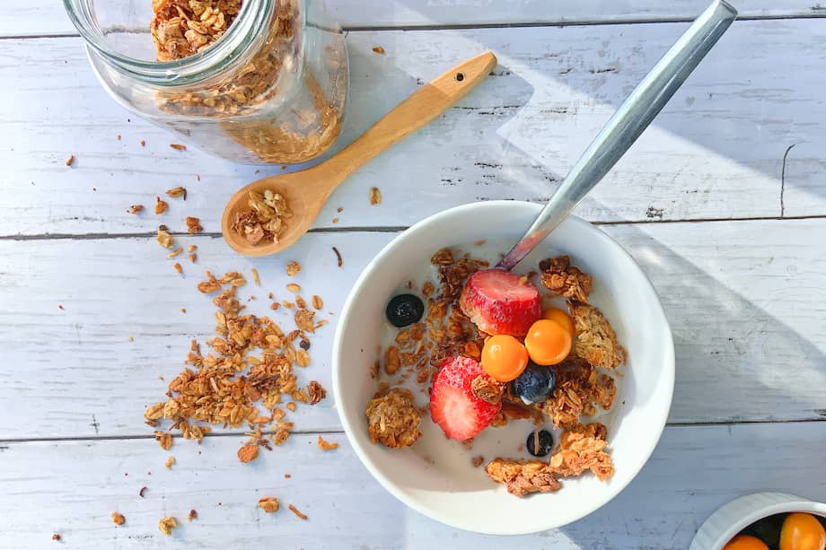 Guarda en un recipiente hermético esta granola sin azúcar refinada; se conserva bien durante varias semanas.