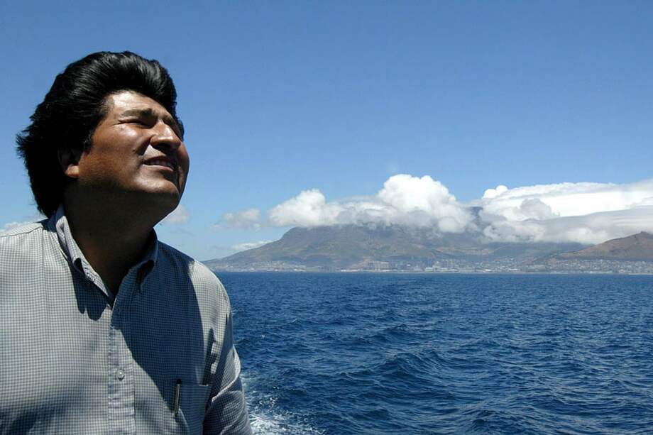 El presidente de Bolivia, Evo Morales, observa el mar dejando a su espalda Ciudad del Cabo y Table Mountain, durante el viaje en ferry a Robben Island, en Sudáfrica. / EFE