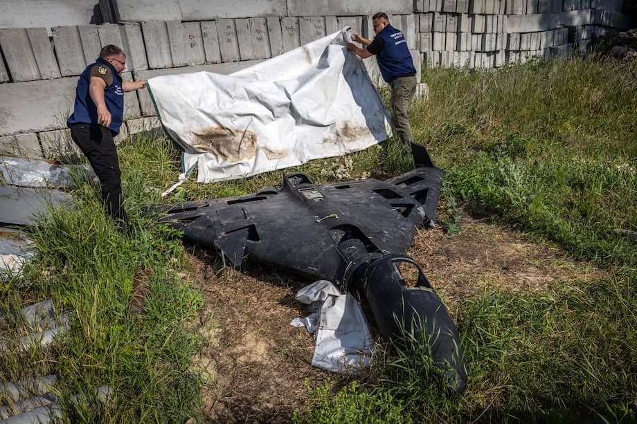 Fiscales ucranianos de crímenes de guerra con un dron ruso del tipo Shahed, en la región ucraniana de Járkov el año pasado. Aunque Irán inicialmente suministró cientos de drones en 2022, Rusia construyó después su propia planta de producción y evolucionó el diseño.