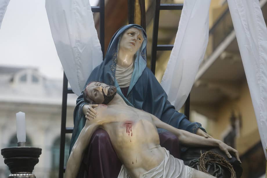Durante el Viernes Santo, en varios países realizan procesiones para representar el Viacrucis que atravesó Jesús.