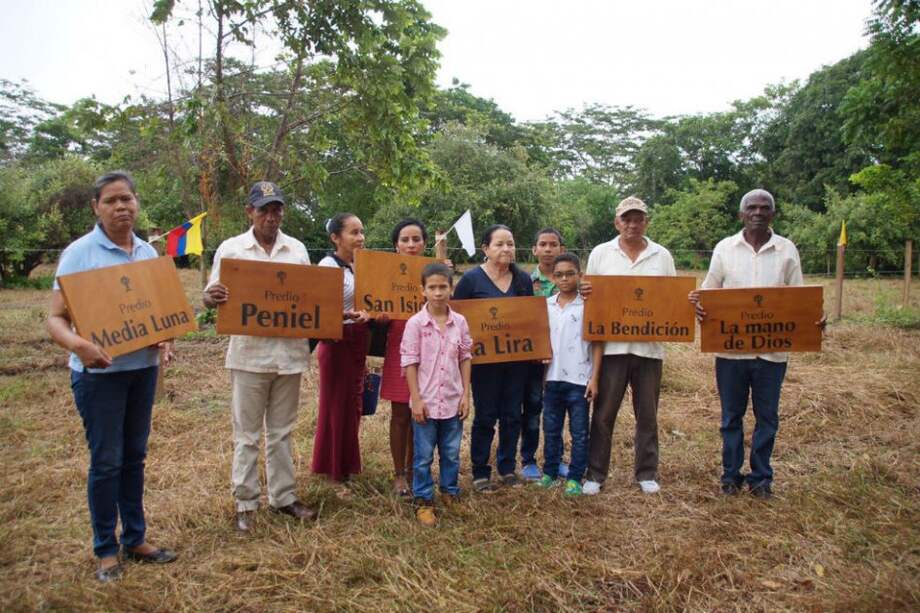 Algunos de los campesinos víctimas de los paramilitares que hoy regresaron a sus tierras. /Crédito: URT