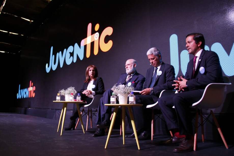 Laura Camacho, gerente Google Colombia, Vinton Cerf, vicepresidente de Google, Julián Casasbuenas, director de Colnodo y David Luna, ministro TIC. / Cortesía: Google